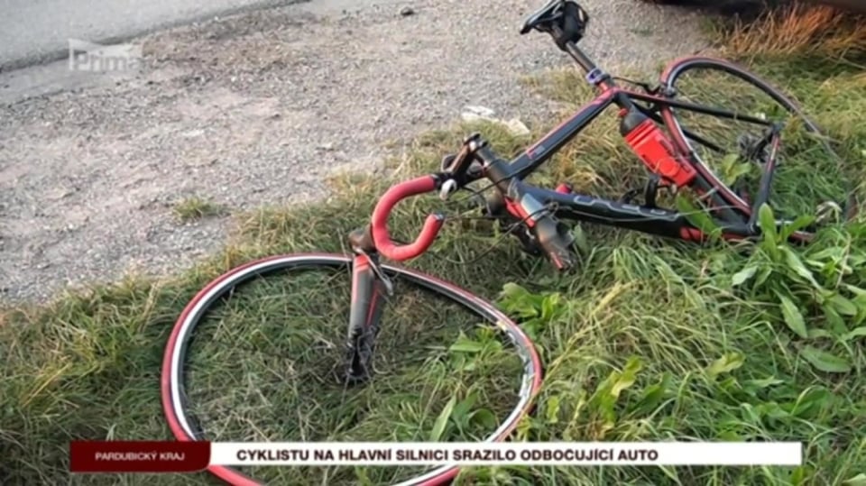 10. 8. 2017 KRIMI: Cyklistu na hlavní silnici srazilo odbočující auto